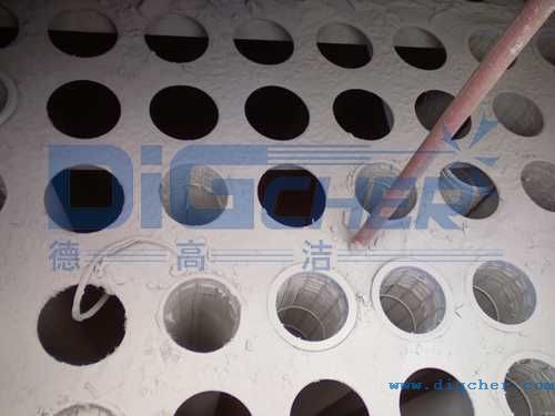 花板上已經(jīng)結(jié)成灰餅